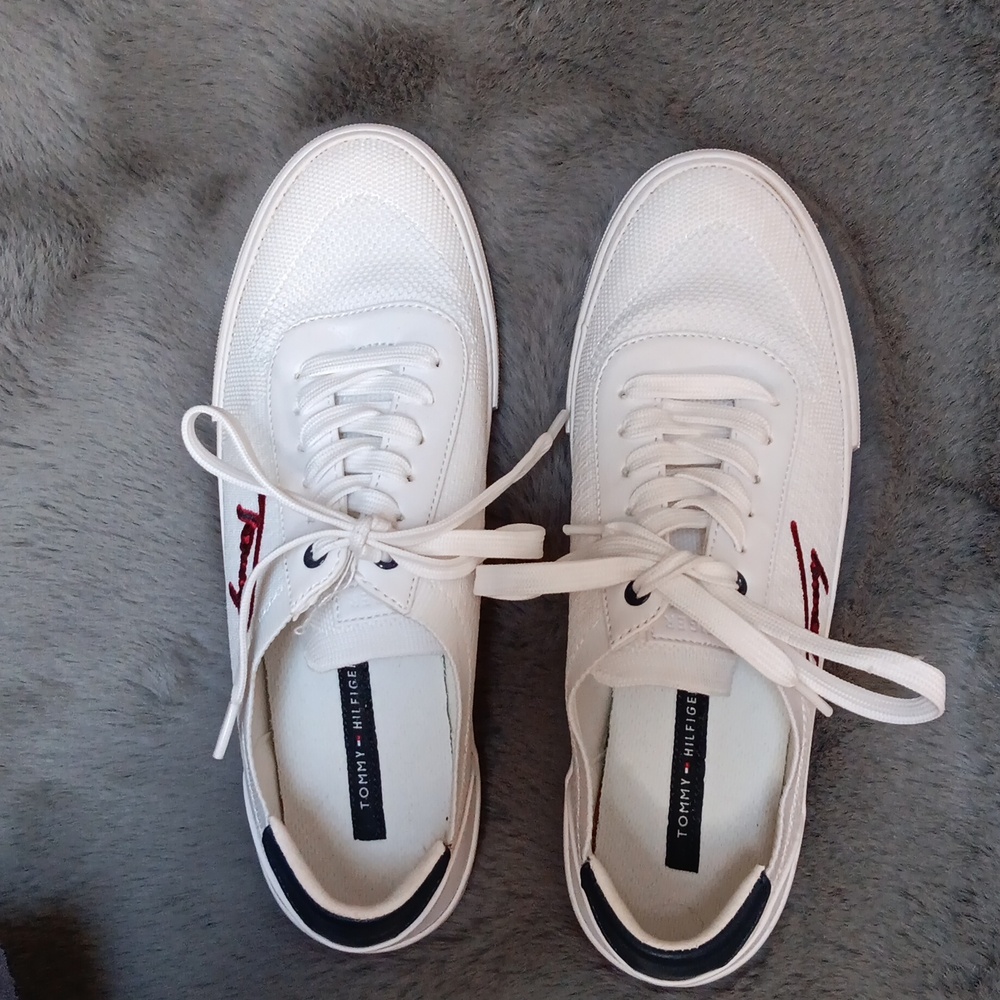 Tommy Hilfiger Women's Ezan Faux Leather Lifestyle Fashion Sneakers Size 9
